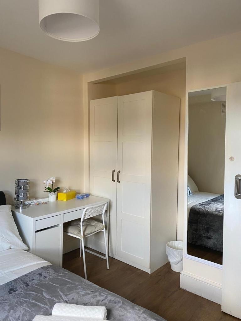 Lovely Private Rooms In Camden, Central Лондон Экстерьер фото