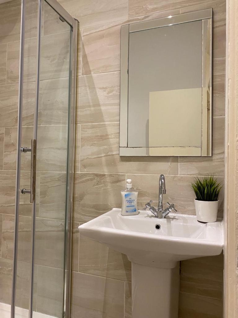 Lovely Private Rooms In Camden, Central Лондон Экстерьер фото